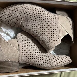 Makalu Women's Ankle Boots in Light Stone